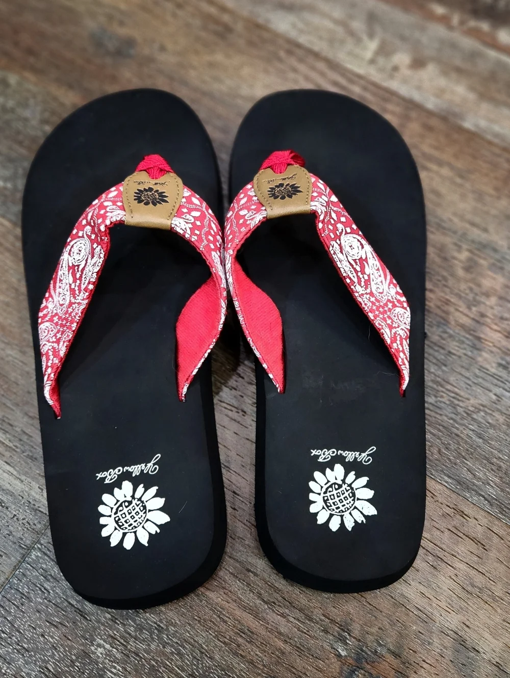 Yellow Box Flander Red Paisley Bandana Print Flip Flops - Women's Size 8.5 - Picture 2 of 8